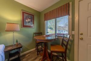 OrickElk Meadow Cabins 15B Lady Bird - Single Room的客房设有桌椅和窗户。