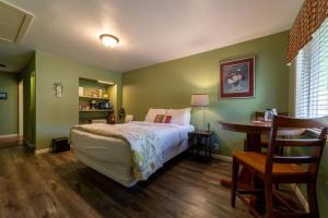 OrickElk Meadow Cabins 15B Lady Bird - Single Room的一间卧室配有一张床、一张桌子和一张书桌