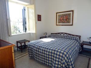 加埃塔B&B Villa Fantasia的一间卧室配有一张带蓝白色 ⁇ 面毯的床