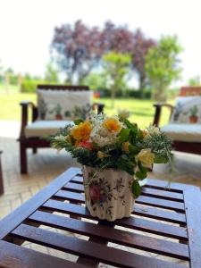 MiglianicoLemon tree suite al golf的花瓶,花朵放在桌子上