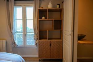 索姆河畔的圣瓦列里Appartement Saint-Valery的书架,卧室,带窗户