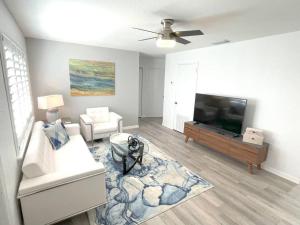 蓬塔戈尔达Modern Apartment - 4 of 4的客厅配有平面电视和沙发。