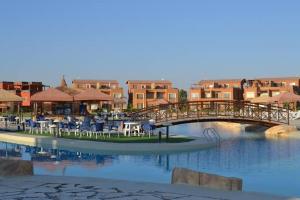 艾因苏赫纳Marina Wadi Degla Resort Families Only的一座建有建筑物的桥