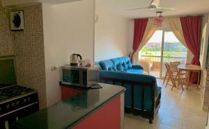 艾因苏赫纳Marina Wadi Degla Resort Families Only的厨房以及带沙发和桌子的客厅。