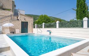 杜布罗夫尼克Awesome Apartment In Dubrovnik With Jacuzzi的一座房子后院的游泳池