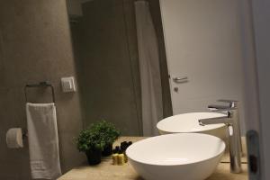 奥赫里德Apartment Sneshka的一间带两个盥洗盆和大镜子的浴室