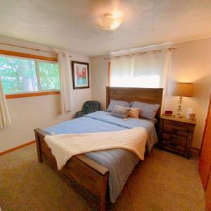 史蒂文斯波因特Express Gateway in Stevens Point的一间卧室配有一张带蓝色床单的大床