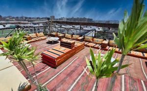 开罗Pyramids Gem Plaza Hotel & Suites的带沙发的市景甲板