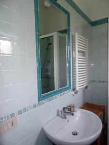 加埃塔B&B Villa Fantasia的一间带水槽和镜子的浴室