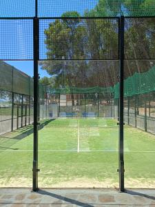 蒙地卡罗Casa Montelucía的从围栏后面可欣赏到网球场的景色