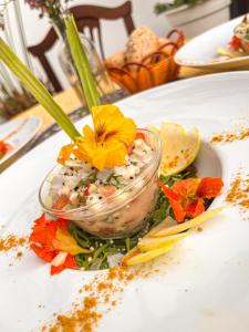 圭马尔Hotel rural casona Santo Domingo的盘子上玻璃碗里装着鲜花的沙拉