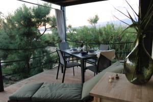 科兰Sha-Shaaa Luxury Mobile Home - Terra Park SpiritoS的美景庭院内的桌椅