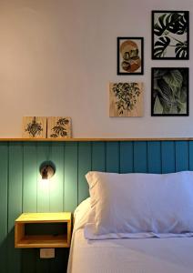 戈亚斯州上帕莱索Casa dos Lírios的一张带绿色床头板的床,床边设有木制床头柜