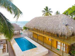 托卢Awa de Mar Playa的一座带游泳池的建筑,毗邻大海