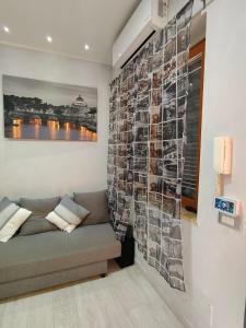 罗马Roma Grey Suite的客厅配有沙发和带照片的墙壁