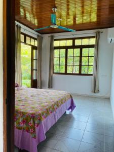 乌图罗阿Villa Ura的一间设有床铺的卧室,位于带窗户的房间内