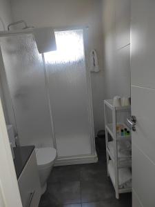 LeisApartamentos en Leis Muxia的带淋浴和卫生间的白色浴室