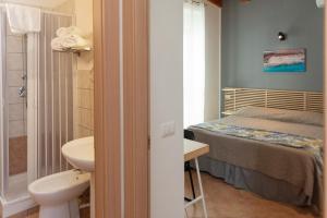 锡库利亚纳La Casetta di Giorgio的客房内的浴室设有床和水槽