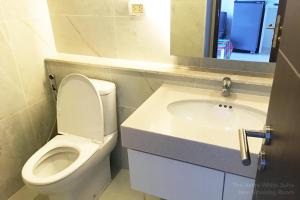 清迈Astra White Suite 13的一间带卫生间、水槽和镜子的浴室