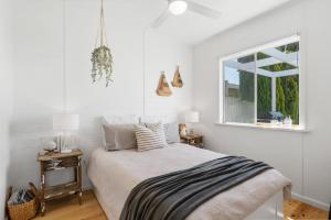 古尔瓦On Birchall Main house - BYO Linen的白色的卧室设有床和窗户