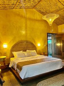 圣阿马鲁Pousada Rancho das Dunas的卧室设有一张黄色墙壁上的大床