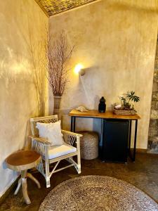 圣阿马鲁Pousada Rancho das Dunas的客房设有书桌、椅子和桌子。