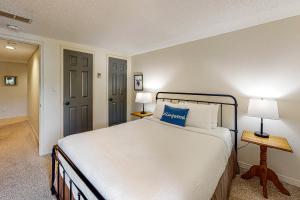 蓝山Wintergreen 126的卧室配有一张白色大床和两盏灯。