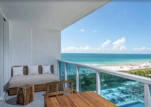 迈阿密海滩1 Hotel & Homes Miami Beach Oceanfront Residence Suites By Joe Semary的配有一张床的阳台,享有海滩美景