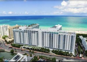 迈阿密海滩1 Hotel & Homes Miami Beach Oceanfront Residence Suites By Joe Semary的靠近大海的大建筑的空中景观