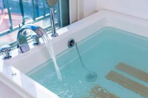 扶安Goonghang Resort的浴室水槽里的水从里面出来