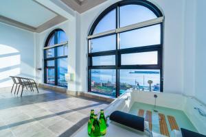 扶安Goonghang Resort的大型客房设有浴缸和窗户。