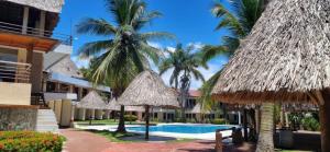 巴里奥斯港Hotel MarBrissa的一个带游泳池和棕榈树的度假村
