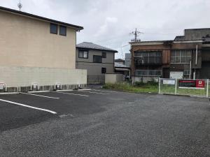TochigiR9 Hostel Tochigi Ekimae的一些建筑前面的一个空停车位