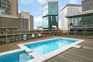 悉尼CLD01 - 1 bedroom unit - Bridge Street, Sydney CBD的大楼屋顶上的大型游泳池