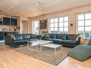 哈博尔Holiday home Harboøre XXIII的客厅配有沙发和桌子