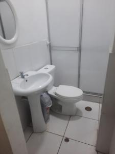 伊基托斯Casa Grande的白色的浴室设有卫生间和水槽。
