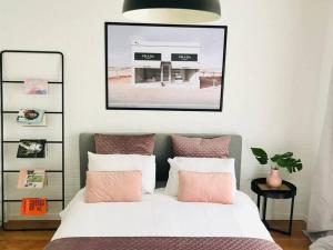 霍巴特The Blush House的一间卧室配有带粉色和白色枕头的床