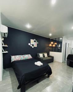 曼达维市AKC AirBNB的一间卧室配有一张床和一张沙发