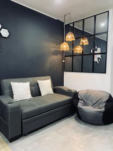 曼达维市AKC AirBNB的带沙发和狗床的客厅