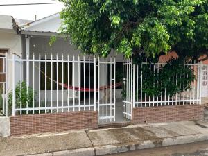 卡塔赫纳Casa Encanto Cartagena Colombia的房屋前的白色围栏