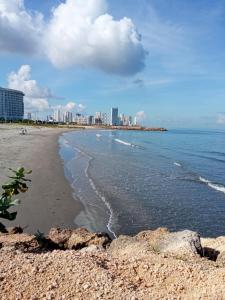 卡塔赫纳Casa Encanto Cartagena Colombia的享有海滩美景,以城市为背景