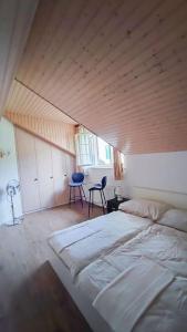 蒙特勒Duplex avec vue lac et montagnes的一间卧室设有一张带木制天花板的大床