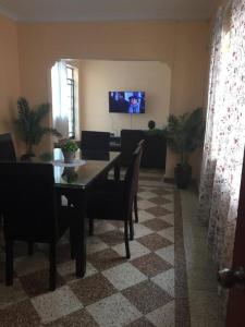 利马Sta Catalina / San Isidro , Furnished Family Home的一间带桌椅和电视的用餐室
