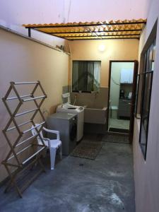 利马Sta Catalina / San Isidro , Furnished Family Home的一间带卫生间、水槽和镜子的浴室