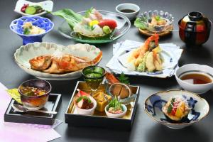 KihokuchoKii no Matsushima的餐桌,盘子上放着食物和碗