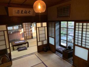 富田林Old Japanese House的建筑中带门窗的房间