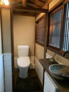 富田林Old Japanese House的一间带卫生间和水槽的小浴室
