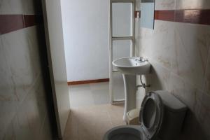 奇卡马港TITI SURF CHICAMA的一间带卫生间和水槽的浴室