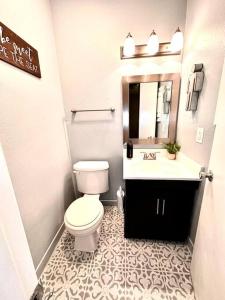 杰克逊Cozy Fondren Getaway-Short walk to coffee shops, hospital, and restaurants!的白色的浴室设有卫生间和水槽。
