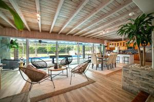 迈阿密Luxury Miami Village w/Pool+Grill+MiniGolf的客厅配有桌椅